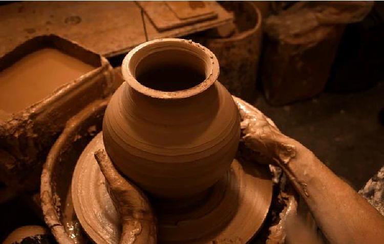 Поиск равновесия в глине: Роль керамики в эмоциональной стабильности
