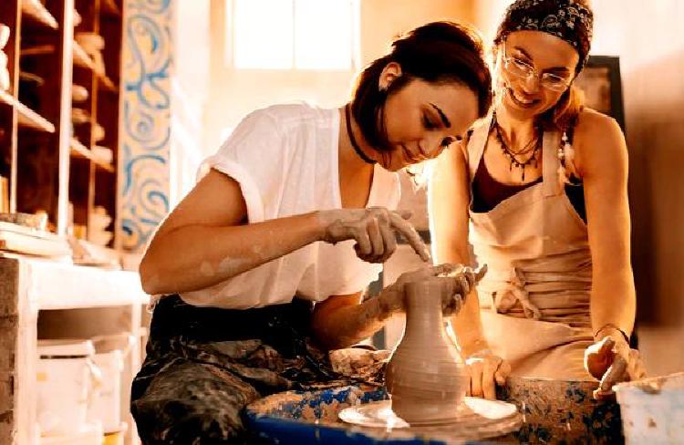 Глиняная медитация: Изучение гончарного дела для психического здоровья